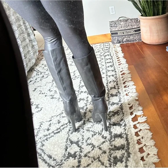 New Dolce and Gabbana leather boots. - Picture 6 of 13